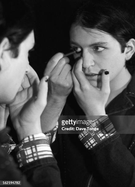 Brian Molko of alternative rock band Placebo applies eyeliner in a mirror, London, circa 1997.