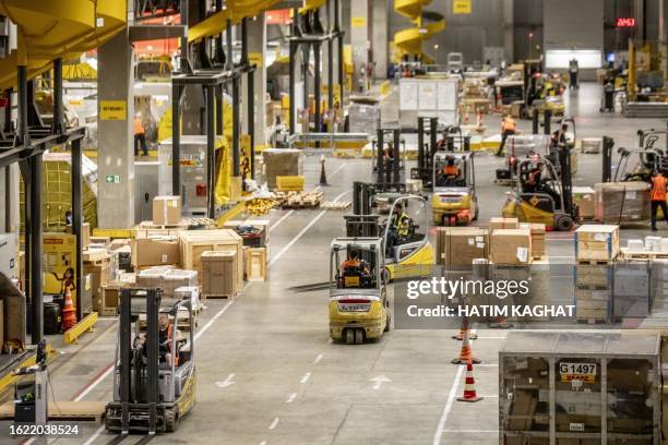 Dhl Sort 3,824 Dhl Group Stock Photos, High-Res Pictures, and Images - Getty Images