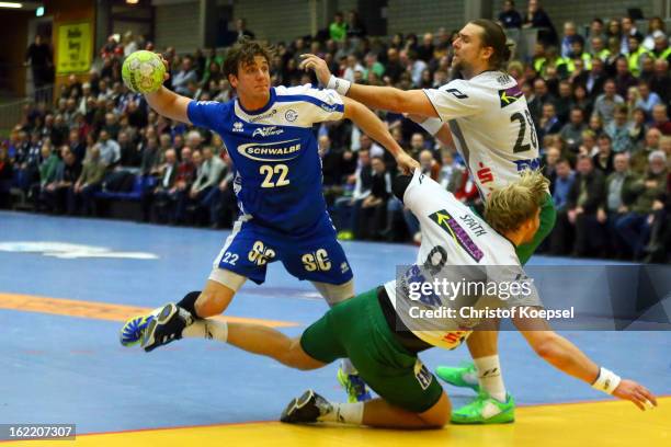 Manuel Spaeth and Pavel Horak of Goeppingen defend against Kentin Mahe of Gummersbach during the DKB Handball Bundesliga match between VfL...