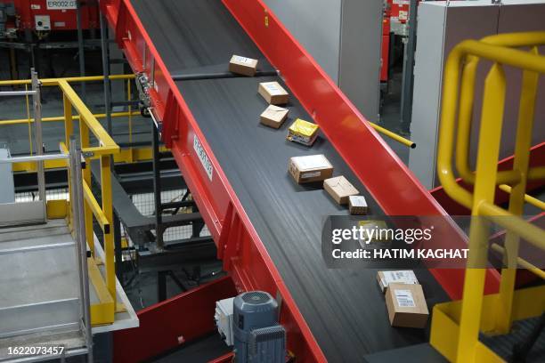 Dhl Sort 1,452 Dhl Logistics Stock Photos, High-Res Pictures, and Images - Getty ...