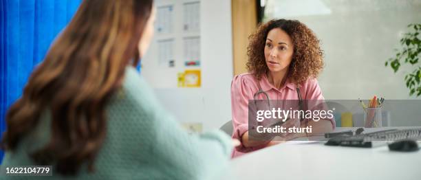 doctor's office consultation - general practitioner stock pictures, royalty-free photos & images