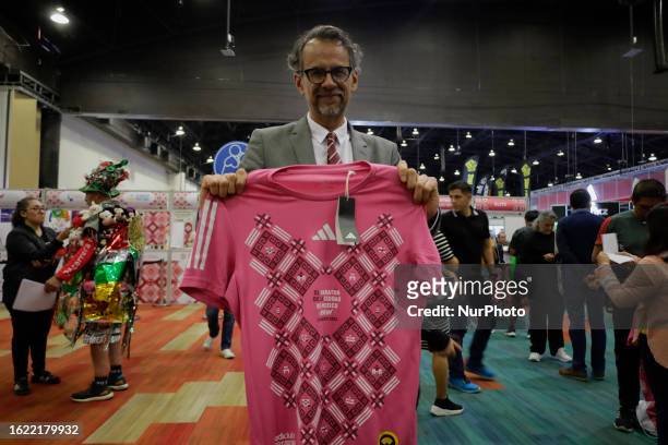 Javier Hidalgo, director of the Mexico City Sports Institute, poses with the T-shirt that will be used in the Mexico City Marathon next Sunday 27...