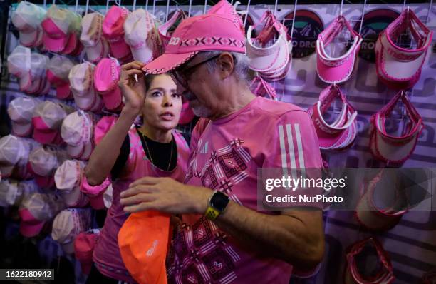 Dozens of runners attended the World Trade Center in Mexico City to pick up their kits for the Mexico City Marathon to be held next Sunday 27 August...