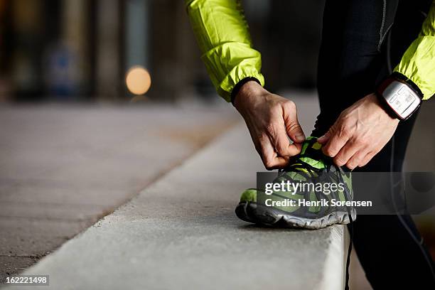 athlete preparing work out - cordon photos et images de collection