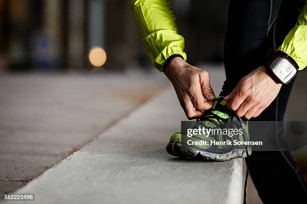 athlete preparing work out - feet jogging imagens e fotografias de stock