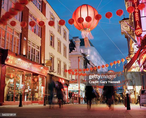 busy street in chinatown,london at dusk - soho london fotografías e imágenes de stock