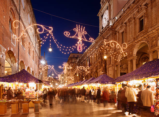 busy christmas market in milan - milano photos et images de collection