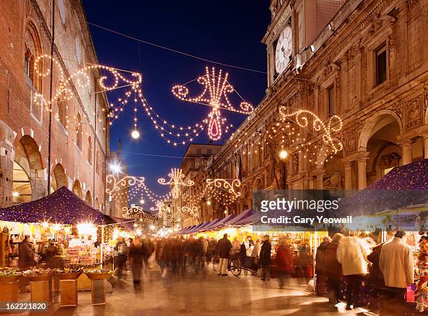 busy christmas market in milan - marché de noël photos et images de collection