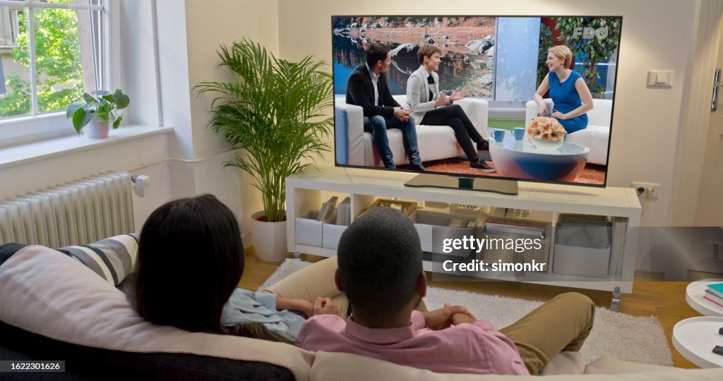 Coppia che guarda la TV a casa