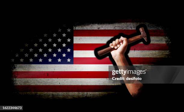 illustrazioni stock, clip art, cartoni animati e icone di tendenza di grunge strutturato brillante orizzontale grunge struttura legno sfondo sbiadito con uno strumento martello che tiene la mano adatto per il poster americano del labor day e il design della bandiera usa come graffiti - festa dei lavoratori