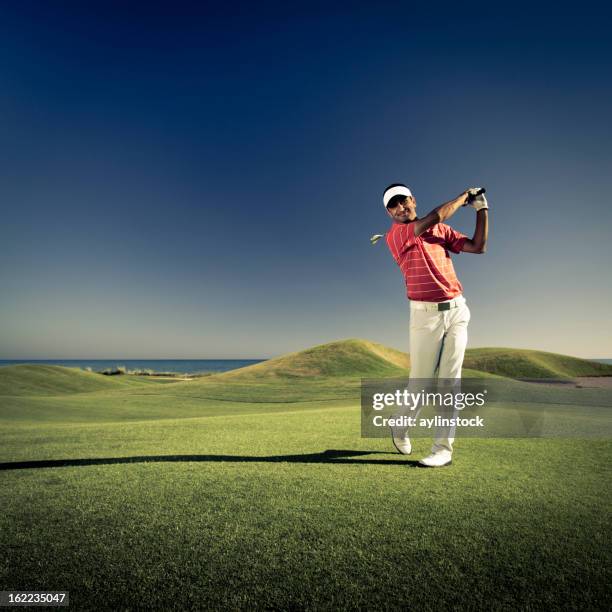 golfista balanceo - lanzar la pelota fotografías e imágenes de stock