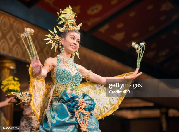 baile tradicional de estilo tailandés, songkran festival, tailandia - thai ethnicity fotografías e imágenes de stock