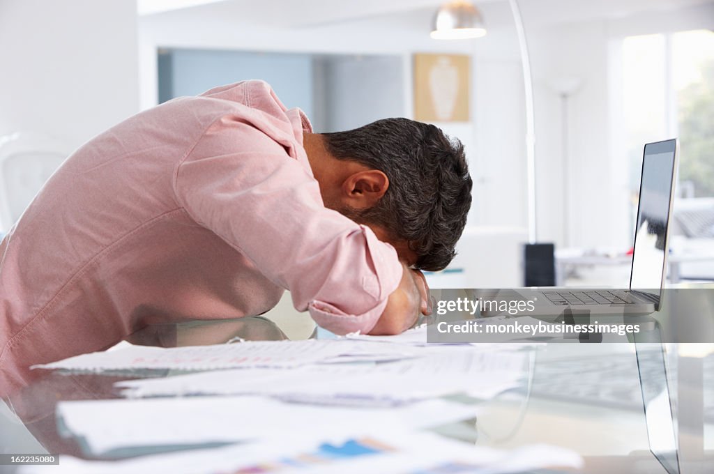 Hombre trabajando en su portátil desde casa