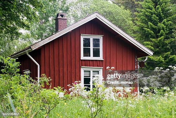 old traditional cottage from sweden - huisje stockfoto's en -beelden