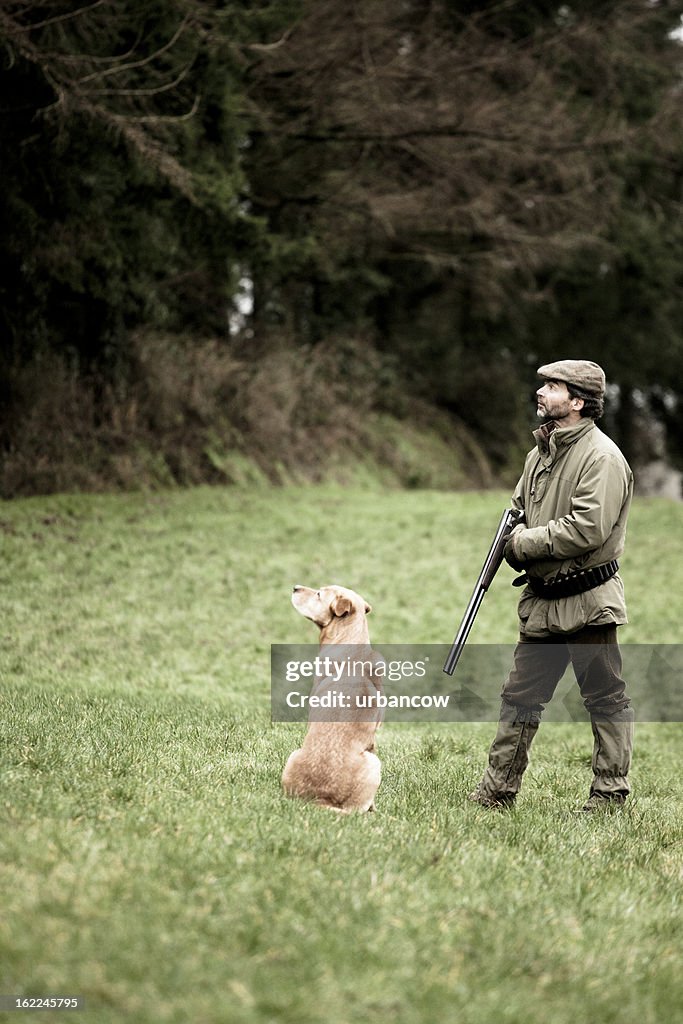 Wildhüter mit Hund, der den Blick nach oben