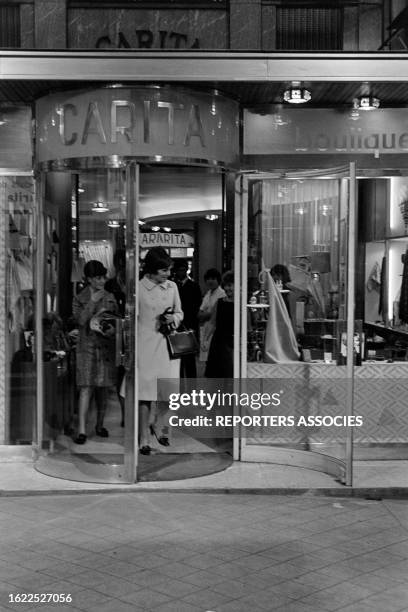 Farah Diba à l'institut de beauté 'Carita' à Paris, le 20 septembre 1966.