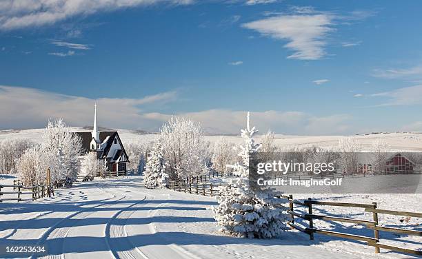 country church in winter - stakes day stockfoto's en -beelden