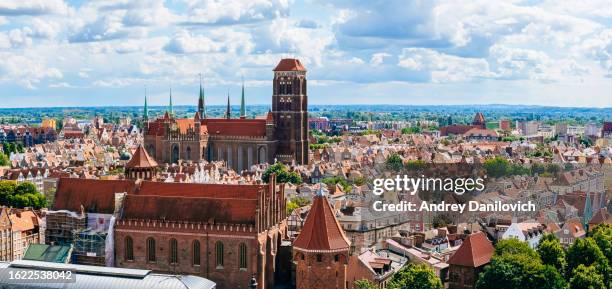 panoramic view of st. mary’s church and cityscape of gdansk old town from above. - gdansk poland stockfoto's en -beelden