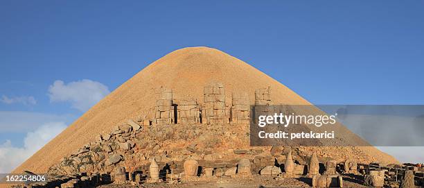 sculptures of the commagene kingdom, nemrut dagi - mesopotamian stock pictures, royalty-free photos & images