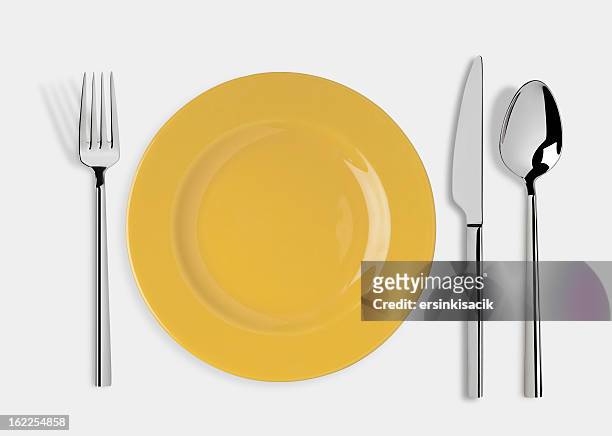 piatto vuoto con coltello, cucchiaio e forchetta - piatto descrizione generale foto e immagini stock