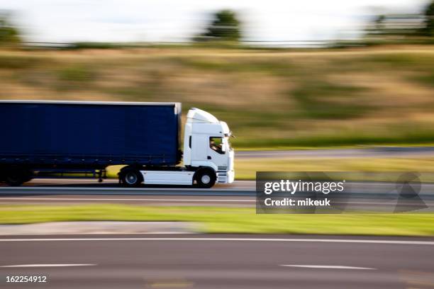 lkw-fahren auf der autobahn bei-auf englisch - lorry uk stock-fotos und bilder