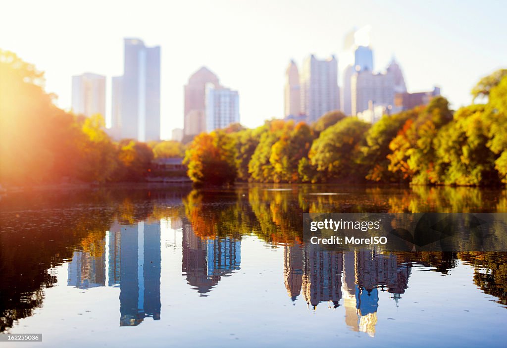 Atlanta Skyline refleja en Piedmont Park lago