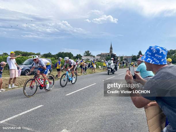 Passage des leaders lors de la 7ème étape du Tour de France dans un village de Gironde le 7 juillet 2023.