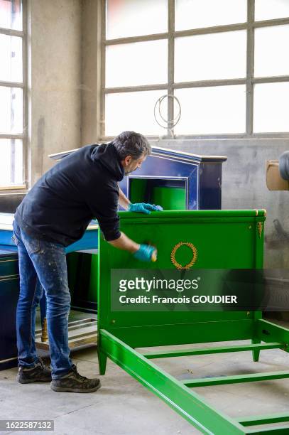 Finitions et laquage de la manufacture Moissonnier à Bourg en Bresse le 19 février 2020.