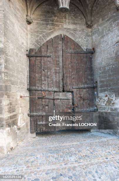 Vieille porte d'entrée en bois dans le Palais des Papes le 15 novembre 2004 à Avignon.