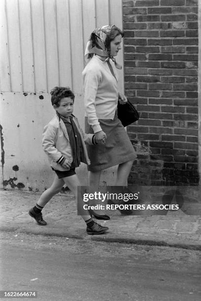 Nicolas Charrier va à l'école avec sa gouvernante le 19 juin 1965