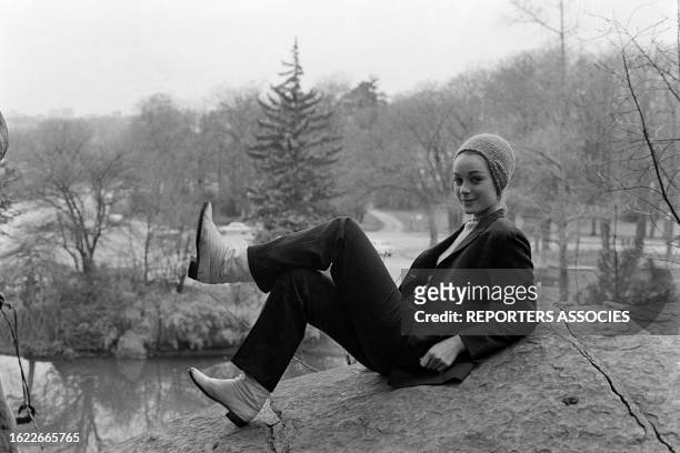 Portrait de Geneviève Grad dans le bois de Boulogne, le 31 janvier 1966.