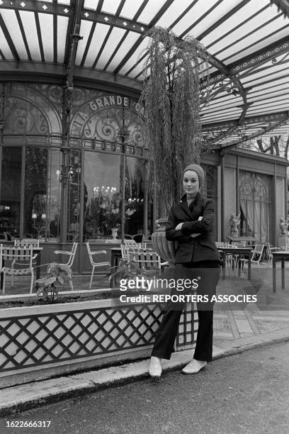 Portrait de Geneviève Grad devant le restaurant 'La Grande Cascade', le 31 janvier 1966.