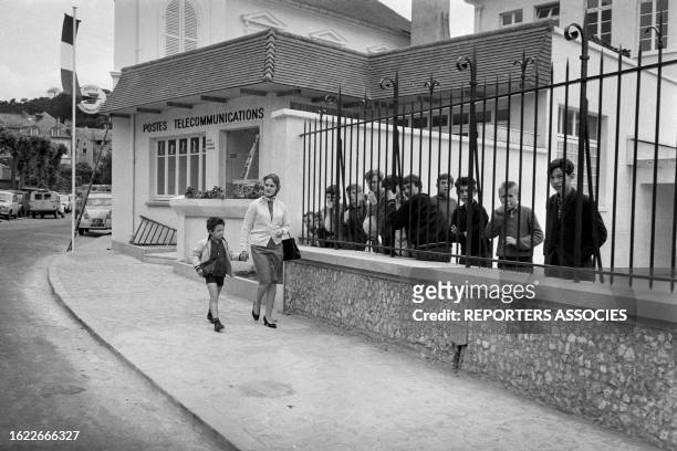 Nicolas Charrier va à l'école avec sa gouvernante le 19 juin 1965