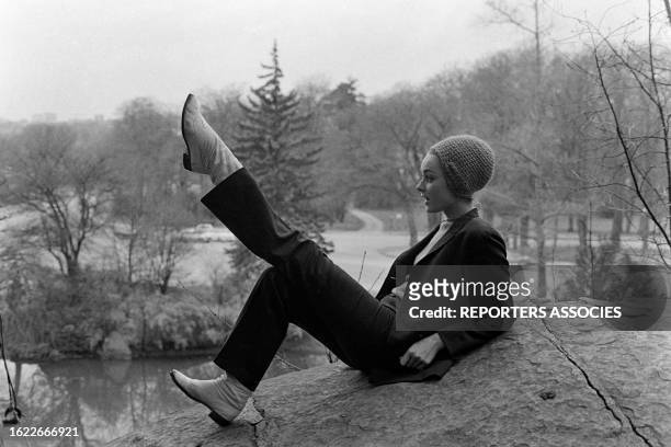 Portrait de Geneviève Grad dans le bois de Boulogne, le 31 janvier 1966.