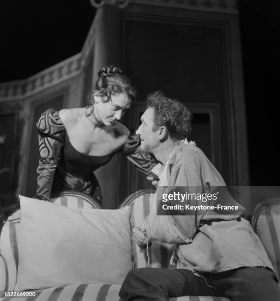 Maria Casarès et Jean Vilar sur scène au Théâtre national populaire dans la pièce 'Ce fou de Platonov', le 16 novembre 1956, à Paris.