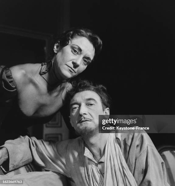 Maria Casarès et Jean Vilar sur scène au Théâtre national populaire dans la pièce 'Ce fou de Platonov', le 16 novembre 1956, à Paris.