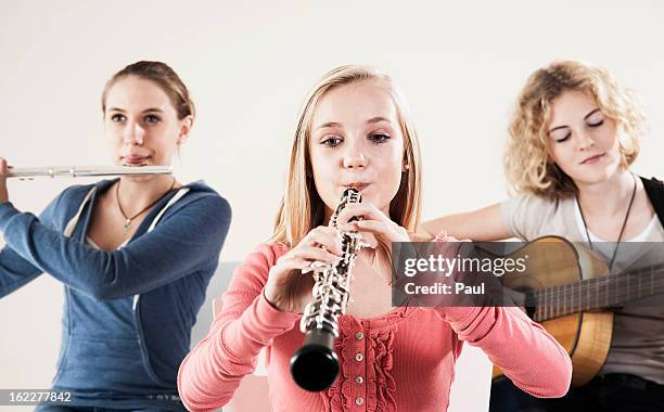 teenager playing music - oboe stockfoto's en -beelden