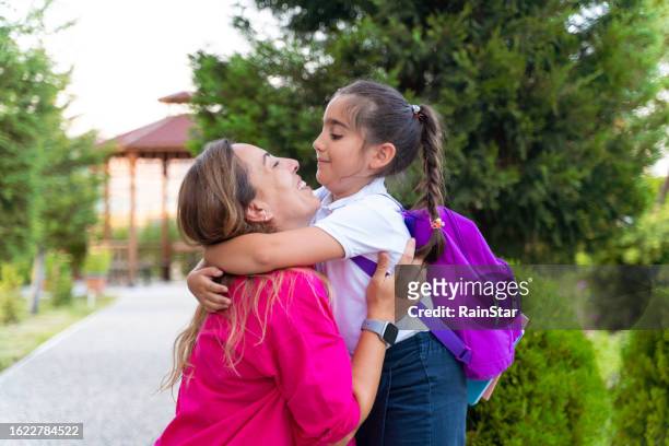 la bambina dice addio alla mamma il primo giorno di scuola - summer university day 2 foto e immagini stock