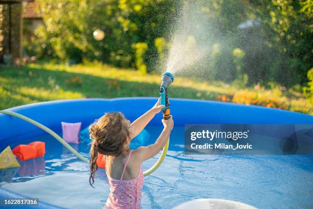 rundherum spritzen - gartenpool stock-fotos und bilder