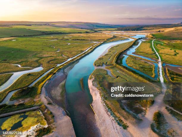 luftaufnahme von cuckmere haven in east sussex, südostengland - sussex südostengland stock-fotos und bilder