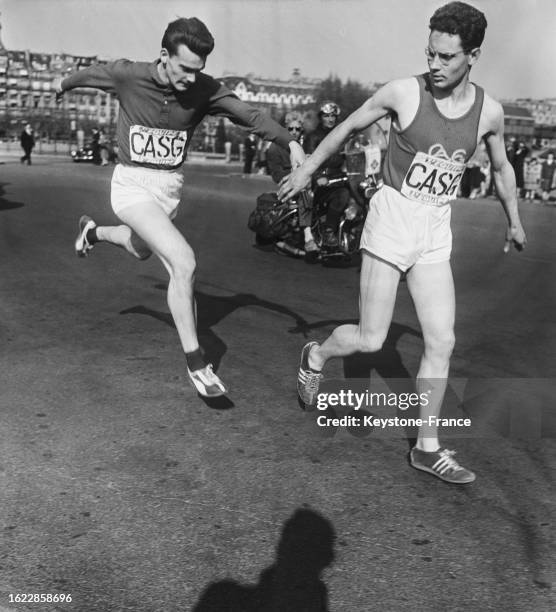 La course du 'Relais à travers Paris', le 20 avril 1958.