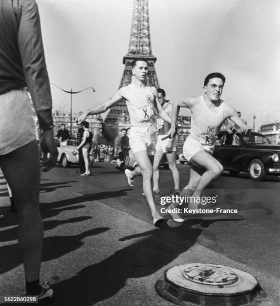 La course du 'Relais à travers Paris', le 20 avril 1958.