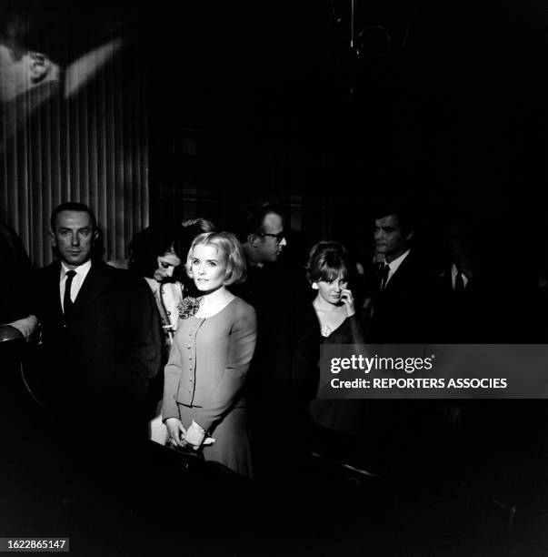 Marie-France Boyer et Claire Drouot à la première du film 'Le Bonheur', le 23 février 1965.