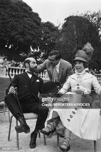 Charles Denner, Claude Chabrol et Danielle Darrieux dans le jardin du Luxembourg lors du tournage du film 'Landru', le 14 juin 1962, à Paris.