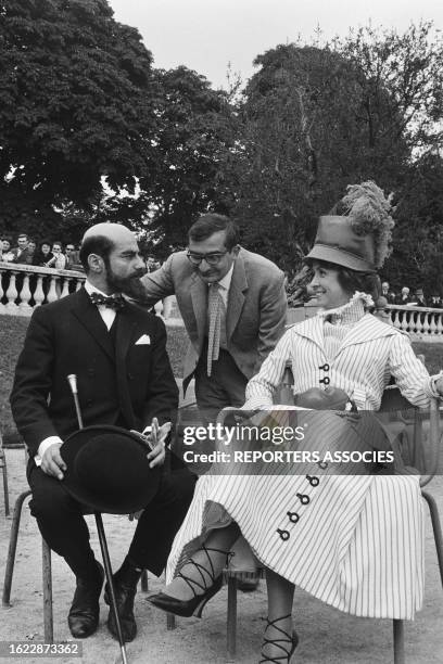 Charles Denner, Claude Chabrol et Danielle Darrieux dans le jardin du Luxembourg lors du tournage du film 'Landru', le 14 juin 1962, à Paris.