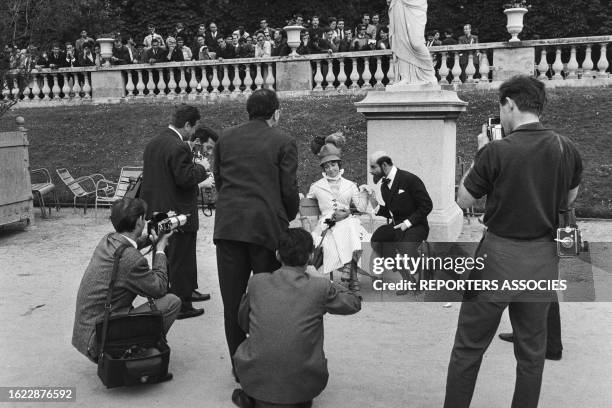 Danielle Darrieux et Charles Denner dans le jardin du Luxembourg lors du tournage du film 'Landru', le 14 juin 1962, à Paris.