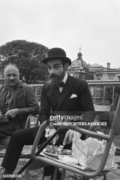 Charles Denner dans le jardin du Luxembourg lors du tournage du film 'Landru', le 14 juin 1962, à Paris.