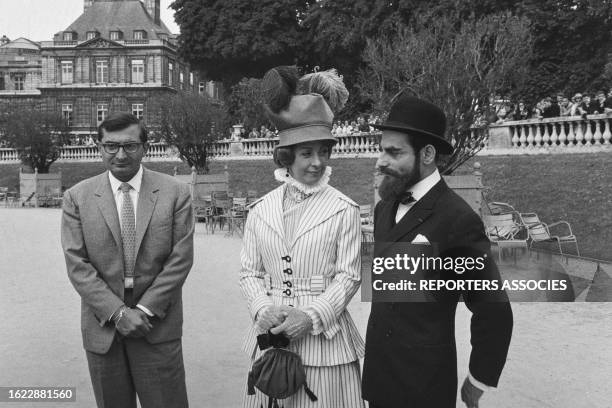 Claude Chabrol, Danielle Darrieux et Charles Denner dans le jardin du Luxembourg lors du tournage du film 'Landru', le 14 juin 1962, à Paris.