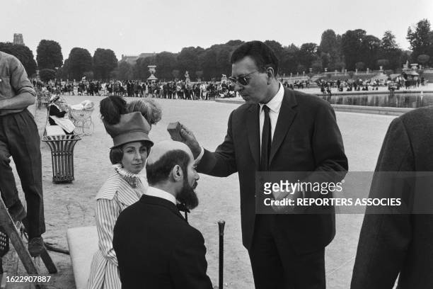 Danielle Darrieux et Charles Denner dans le jardin du Luxembourg lors du tournage du film 'Landru', le 14 juin 1962, à Paris.