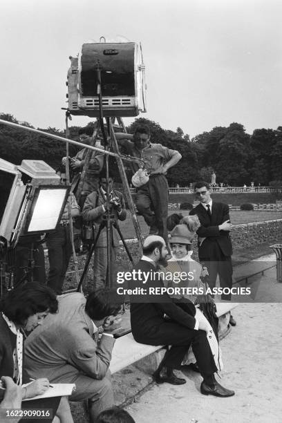 Charles Denner et Danielle Darrieux dans le jardin du Luxembourg lors du tournage du film 'Landru', le 14 juin 1962, à Paris.